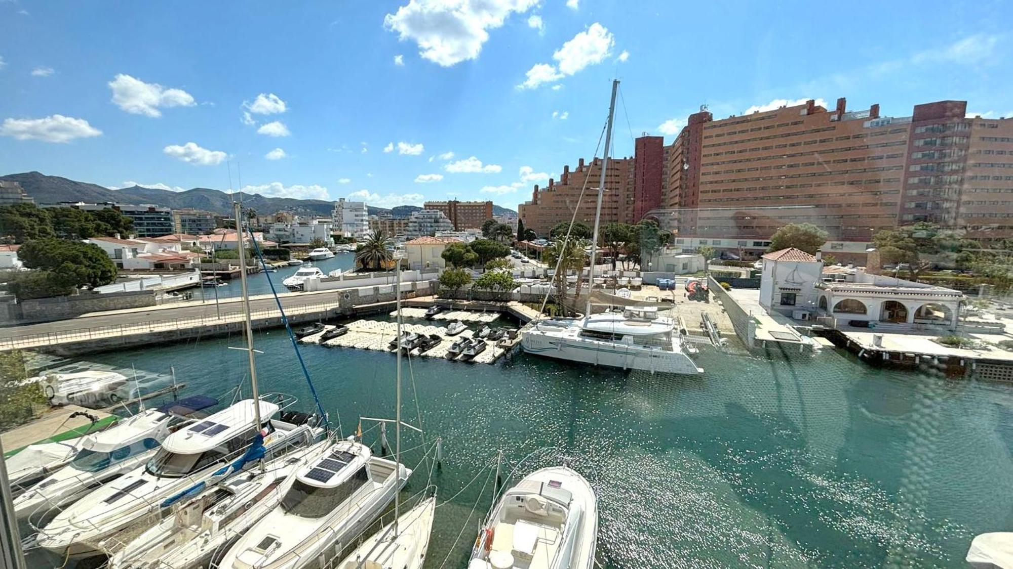 Cap Llarg Apartment Roses Bagian luar foto