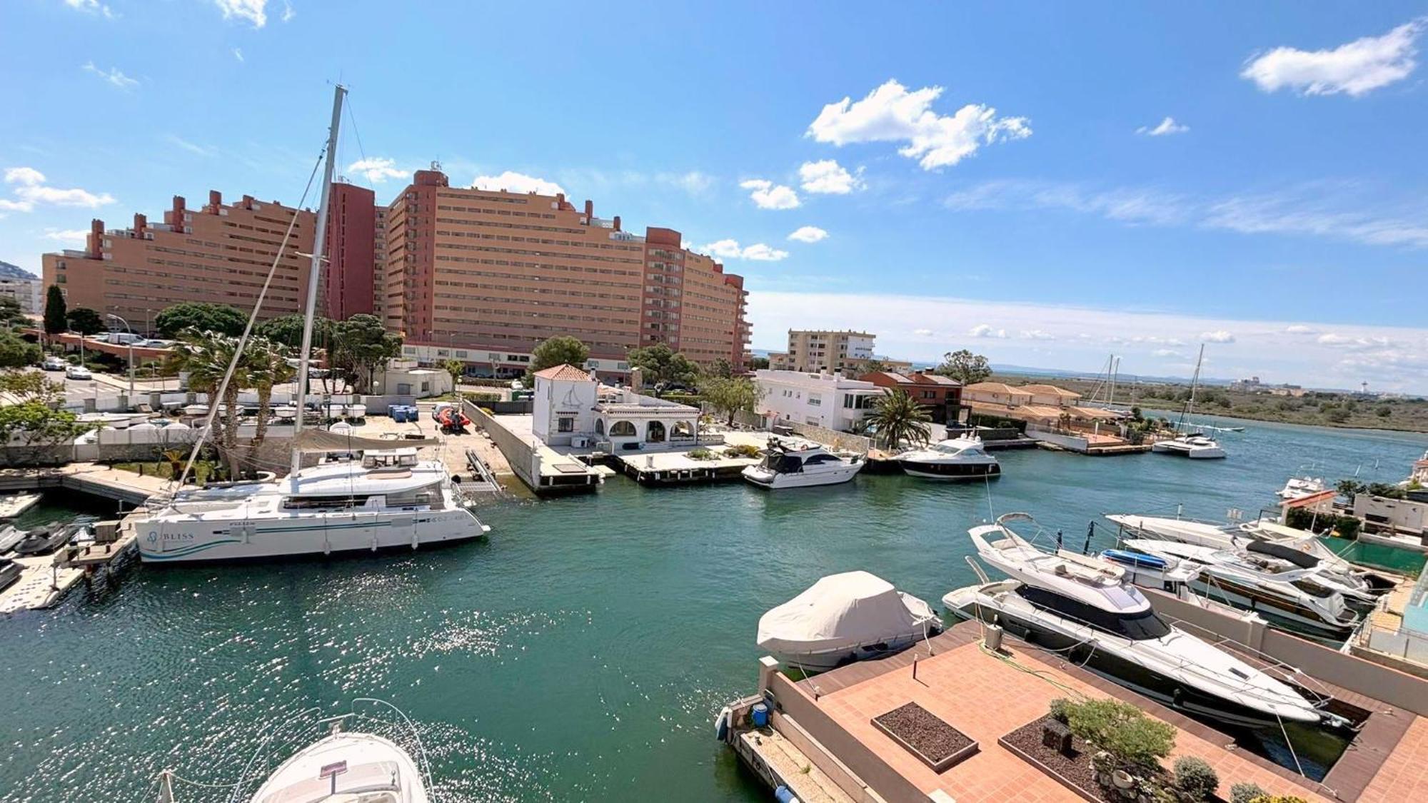 Cap Llarg Apartment Roses Bagian luar foto